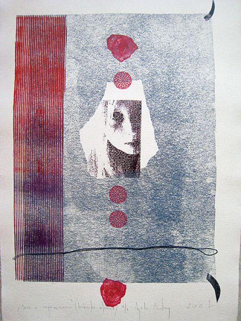 Dom nad jeziorem urządzony w stylu marynistycznym, w bielach i błękitach.