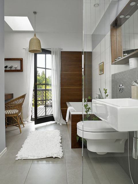 Łazienka z tarasem i zieloną ścianką z panących się po drutach bluszczy Hedera Helix.