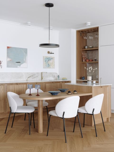 kuchnia z jadalnią w eleganckim mieszkaniu nad morzem
