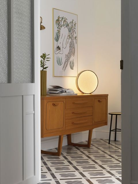 lampa stojąca do salonu styl minimalistyczny