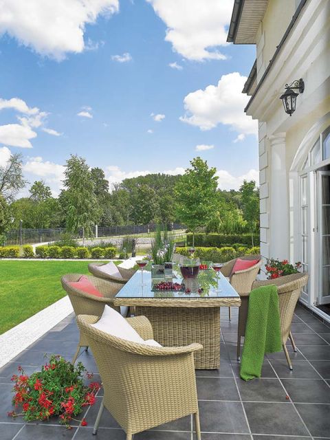 lniane poduszki są z Nap, zielony koc to House More. pelargonie właściciele kupili w