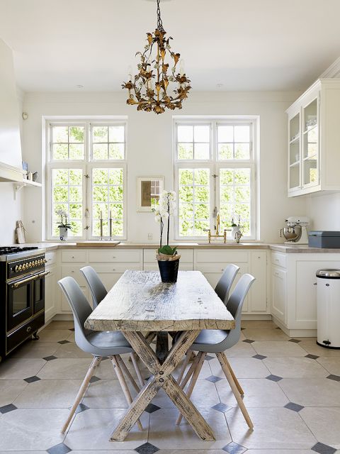 Miks stylu nowoczesnego z rustykalnym. Stół ze starych chińskich drzwi. Nad nim francuski żyrandol, do