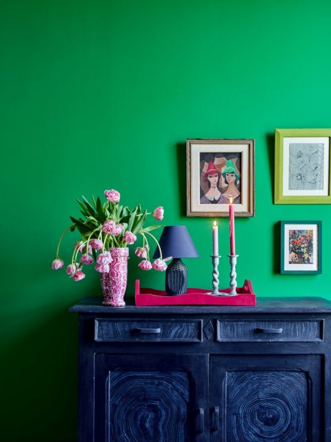 modne kolory ścian do salonu 2022 zielony