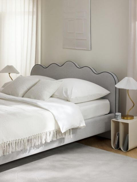 łóżko z falowanym zagłówkiem