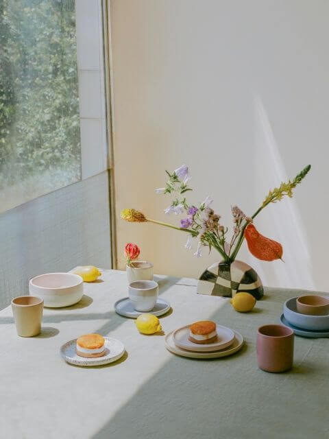 ceramika w pastelowych kolorach na letni stół