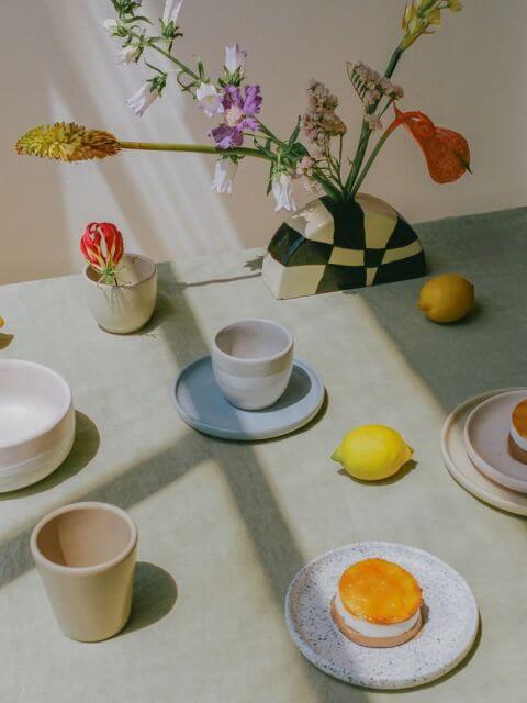 ceramiczne kubeczki i talerzyki w pastelowych kolorach