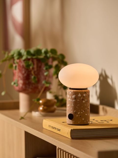 mała nastrojowa lampka ze szkła i terazzo