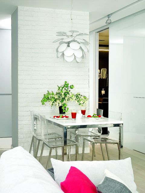 Prosty stół został zrobiony na zamówienie według projektu Hola Design. Krzesła Kuadra są ze sklepu Cube, lampa Doscoco -