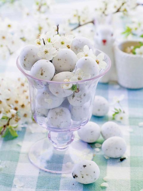 stroik wielkanocny jajka w wazonie