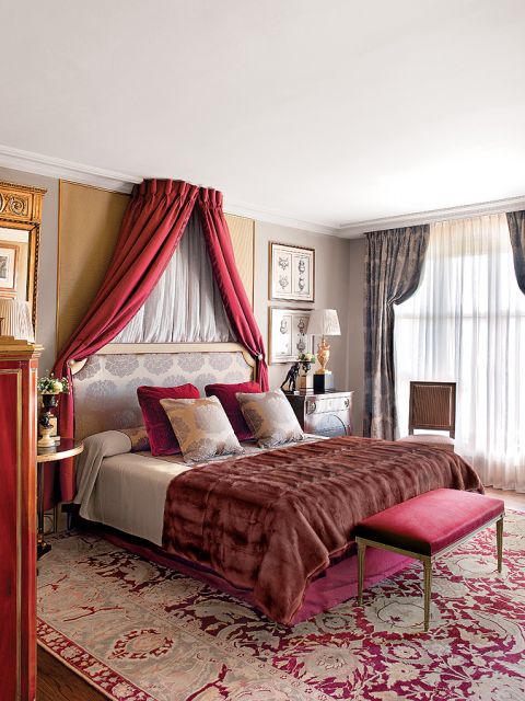 Sypialnia. I znowu czerwienie i złoto.