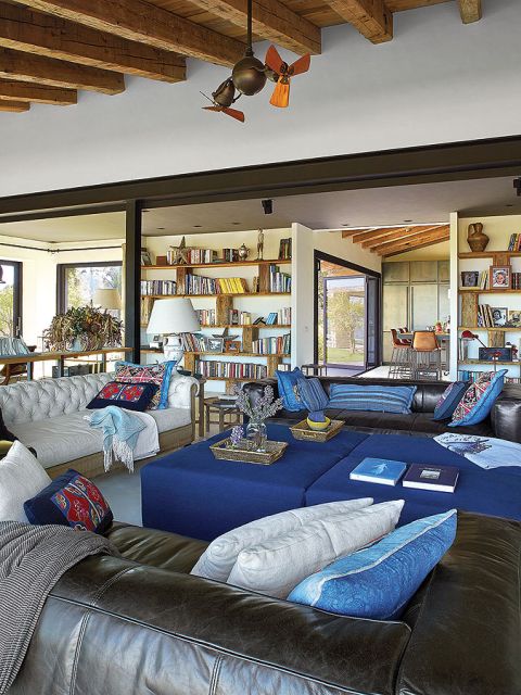 Tylko salon urządzony jest w granatach i odcieniach błękitu.