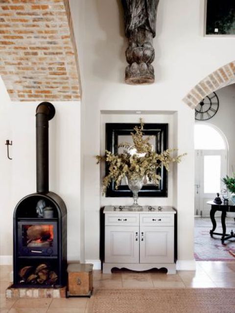 W salonie ważną rolę pełni koza. Rezydencja nad stawem