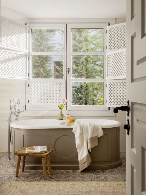 Każde pomieszczenie ma swój kolorystyczny klucz. W łazience głównej to połączenie beżu i bieli.