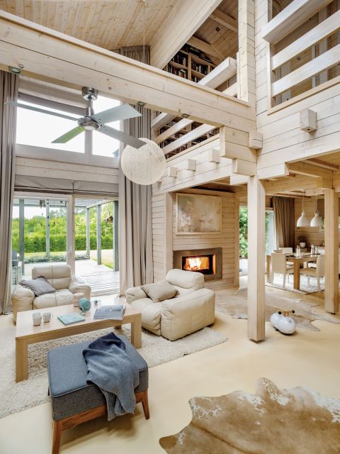 Zasłony do okna pod skosem, wysokiego na prawie osiem metrów, pomogła uszyć Anita Obuchowska z firmy AKMO.