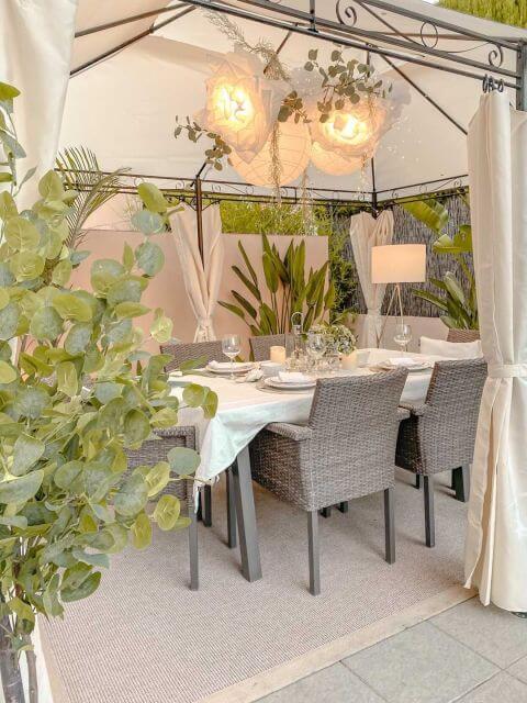 Pawilon do ogrodu z zasłonami