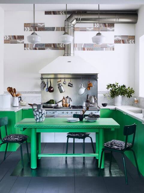 zielona kuchnia z malowanymi szafkami