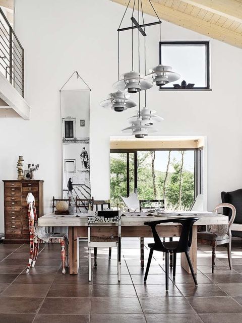 W każdym pomieszczeniu czekają jakieś smakowite detale i to one budują artystyczny klimat letniego domu