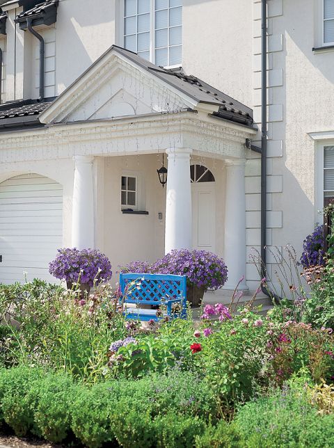 Wokół domu rozciąga się ogród pełen róż. To różnany raj właścicielki.