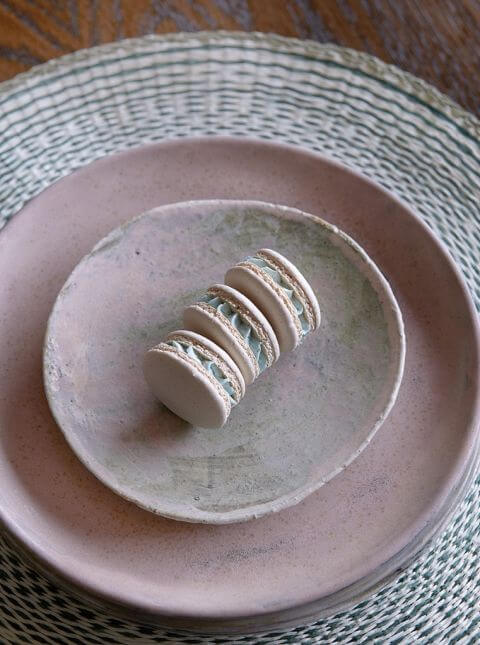 Joanna woli wzorzyste tapety od betonowych ścian. Domy z duszą od tych supermodnych. A jednak często słyszy głosy: Wow,