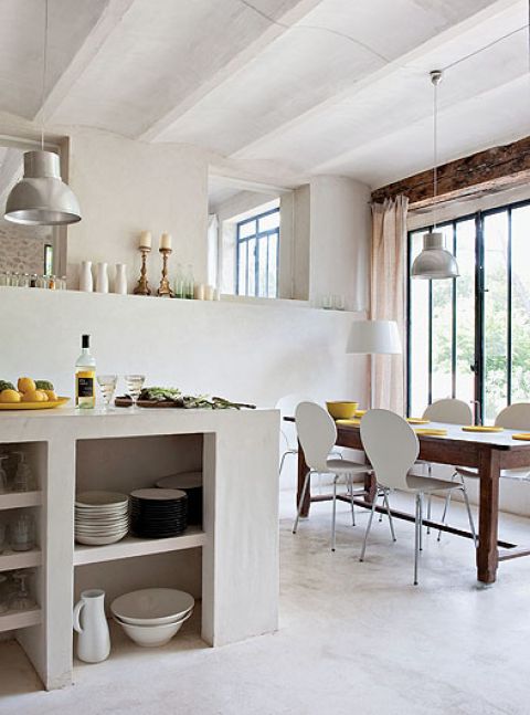 Armaturę nad zlew gospodyni kupiła we włoskim sklepie Rubinetterie Stella, lampę w BHV.