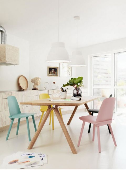 krzesła w pastelowych kolorach