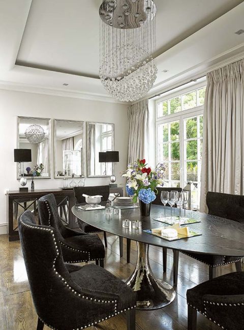 Ta elegancka rezydencja jest jak szkatułka z błyskotkami. Mnóstwo w niej luster, kryształów i mebli na wysoki połysk. Dużo