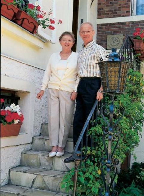 Anna i Bogdan przed swoim paryskim domem.