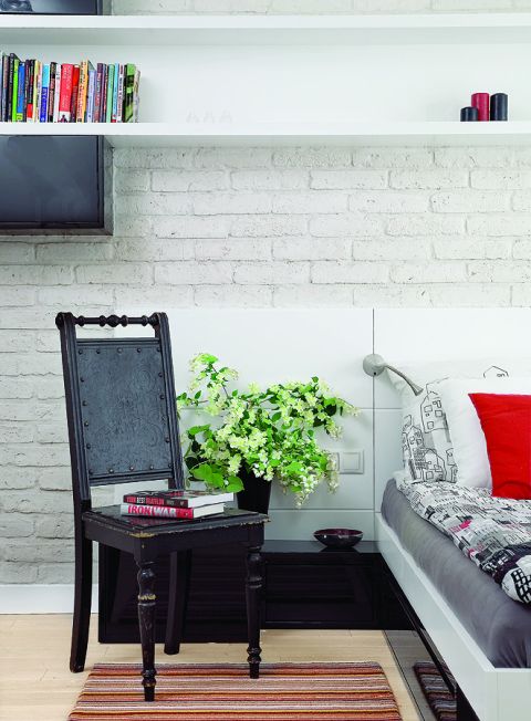 Krzesło ze staroci dodaje troche patyny nowoczesnemu, białemu wnetrzu. Łóżko z MDF-u zrobiona na wymiar, pościel - Home