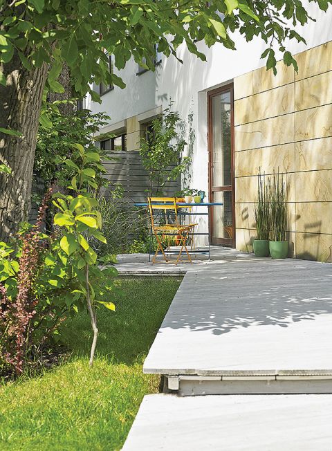 Za domem rozciąga się spory ogród - idealny na przyjęcia.