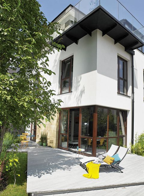 Jak impresjoniści, Anna zaszalała również ze światłem: małymi lampkami podkreśliła liście orzecha, wodę w basenie,