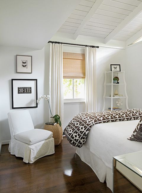 Na ścianie, oprawiona tablica rejestracyjna.