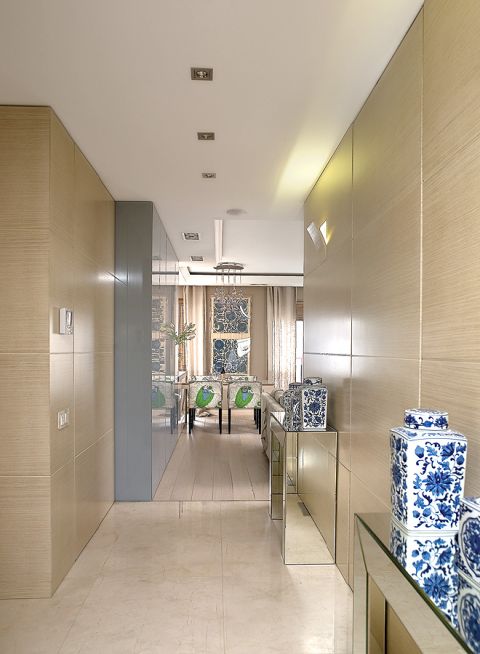 Kiedyś Maria Boccuni urządzała domy na bogato, dziś jest bardziej oszczędna. Została jej za to słabość do tkanin. Tym