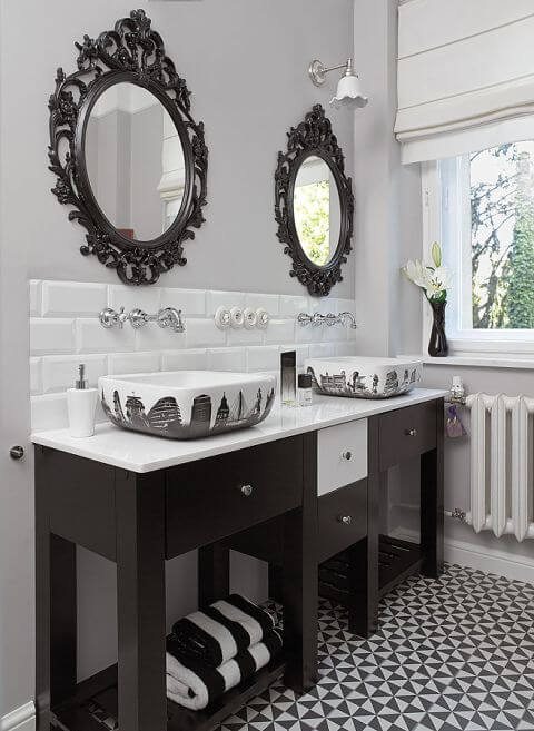 Umywalki Urban z obrazkami Londynu i Barcelony (od Roca). Szafka z blatem z białego marmuru Elba to projekt Joasi.