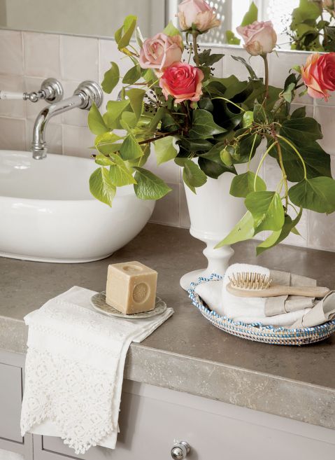 W półcieniu koronkowych zadaszeń, otuleni zapachem kwiatów i rozłożeni na wiklinowych siedziskach. Tak wypoczywają mieszkańcy