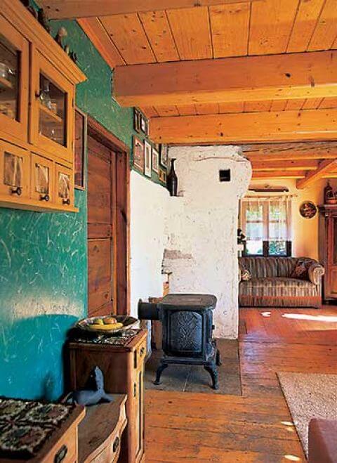 Nie ma tu centralnego ogrzewania, ale stara żeliwna koza i tradycyjny kominek radzą sobie z ogrzaniem niewielkiego domu.