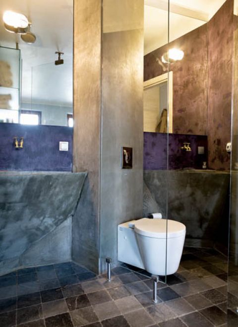 W łazience - dwa betonowe koryta zamiast umywalek, zwykłe ogrodowe krany i kurki zamiast wypasionych baterii.