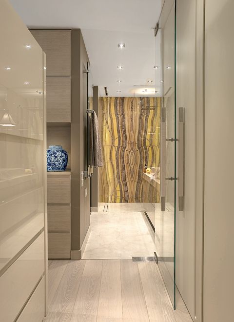 Kiedyś Maria Boccuni urządzała domy na bogato, dziś jest bardziej oszczędna. Została jej za to słabość do tkanin. Tym