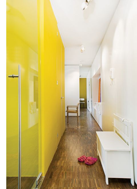 To mieszkanie urządziły kolor, sztuka i dizajnerskie detale. Stara kamienica w sercu Słowenii jest dla nich tłem idealnym.