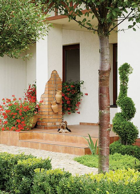 Pomysł na dom zrodził się podczas wakacji nad morzem. Jest spokojny, w kolorach piasku, z