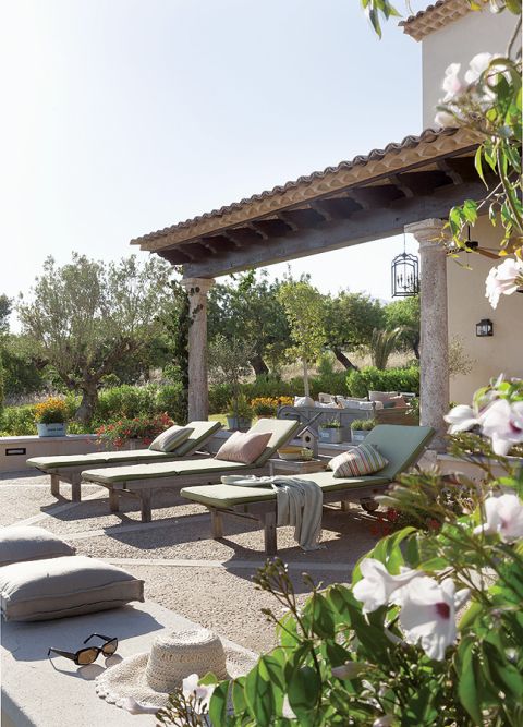 Jeśli gdziekolwiek na ziemi jest raj, to Bettina właśnie go znalazła. W swoim domu na Majorce, w małej wsi