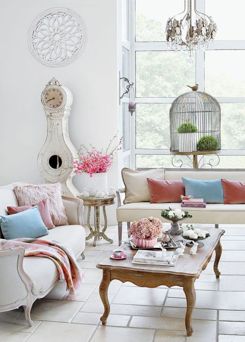 Pastelowe dekoracje wielkanocne przepięknie wyglądają w stylizowanym, francuskim salonie.