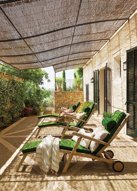 Jeśli gdziekolwiek na ziemi jest raj, to Bettina właśnie go znalazła. W swoim domu na Majorce, w małej wsi