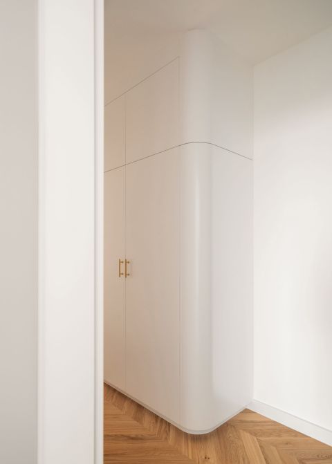 przytulne mieszkanie w bloku w bieli i drewnie