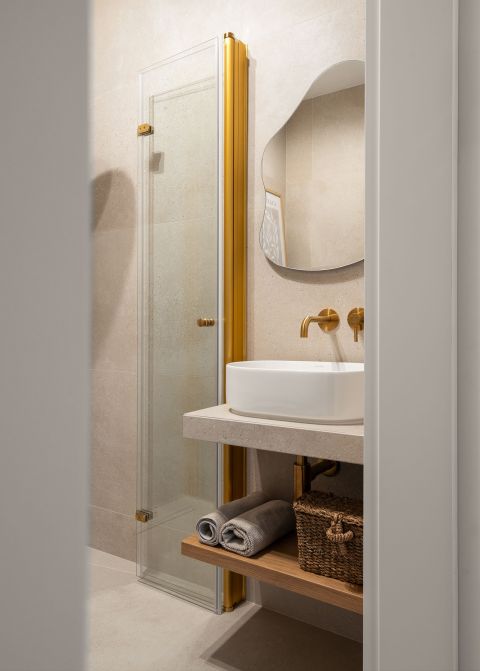 beżowa łazienka z drewnem