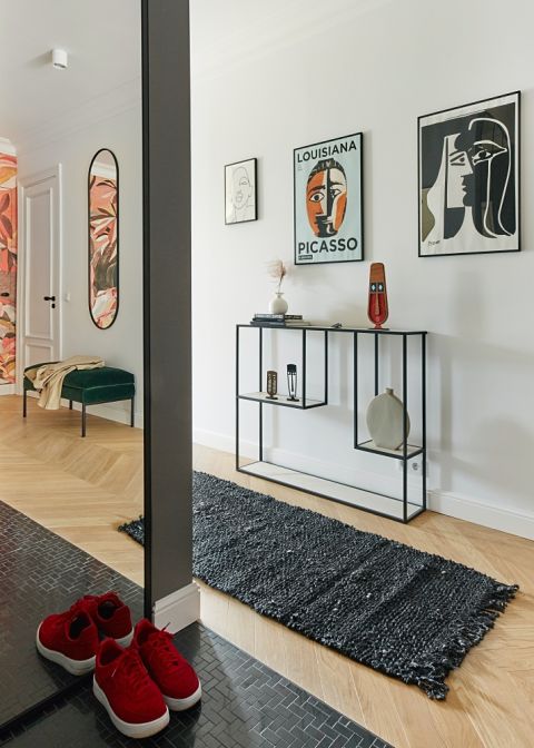 hol w 110-metrowym mieszkaniu w eklektycznym stylu