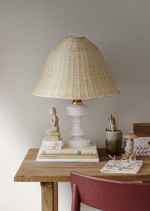 lampa stołowa z plecionym abażurem