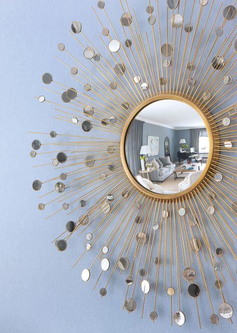 Lustro na ścianie to Konstelacja projektu Thomasa Pheasanta.