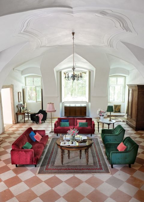 Barokowy pałac w Piszkowicach ukryty w zieleni