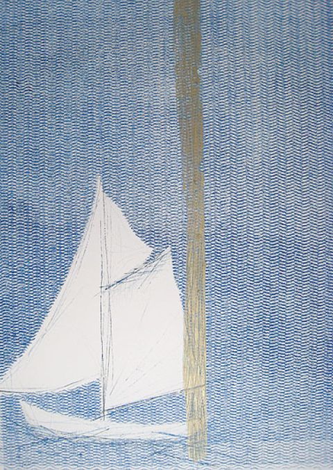 Dom nad jeziorem urządzony w stylu marynistycznym, w bielach i błękitach.