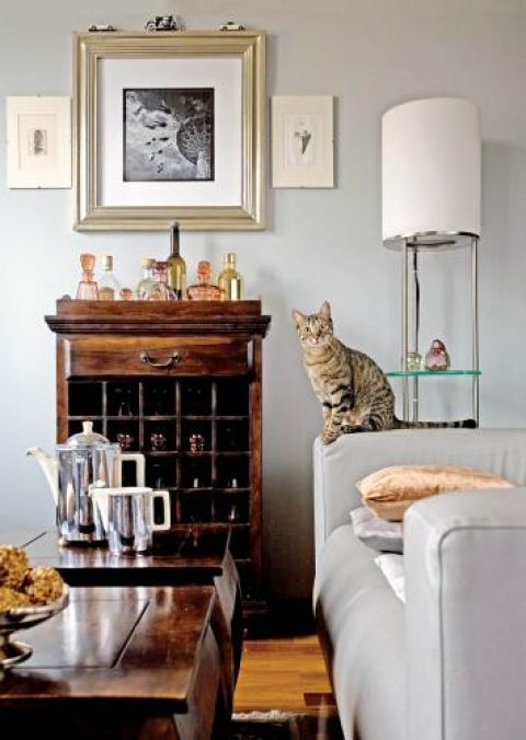 Dwie kanapy, dwa stoliki, szafka na wino i... kot - oto przepis na miły kącik wypoczynkowy.